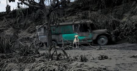 Wulkan Taal na Filipinach wybuchł. Okolica jest pogrążona w pyle