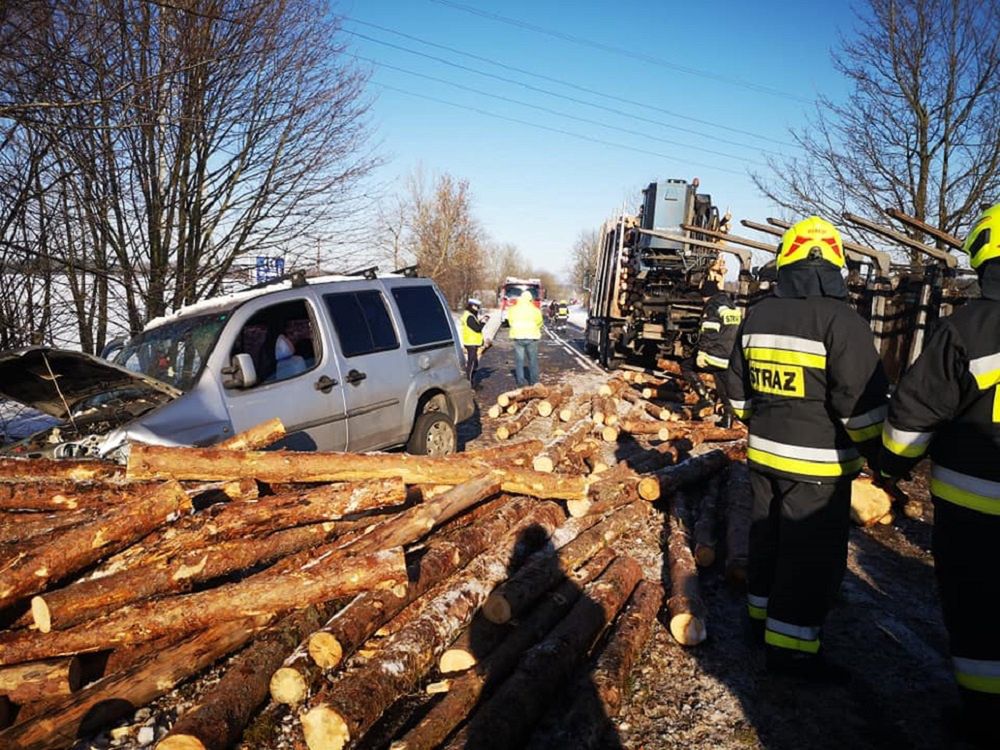 Groźny wypadek w Świdwinie. Przed maską zobaczył pale drzewa