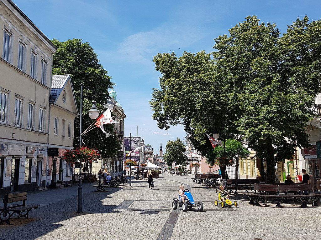 Ul. Żeromskiego - widok w kierunku kościoła farnego