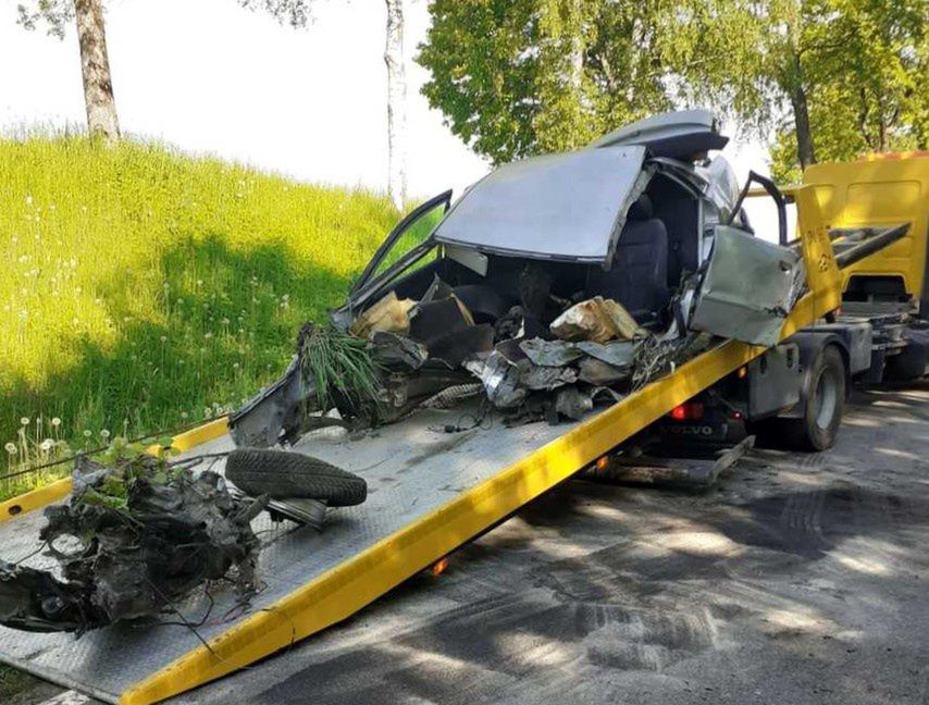 Zginął młody strażak. Jego auto rozbiło się na kawałki