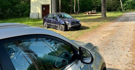 15-latek za kierownicą opla. Uderzył w drzewo