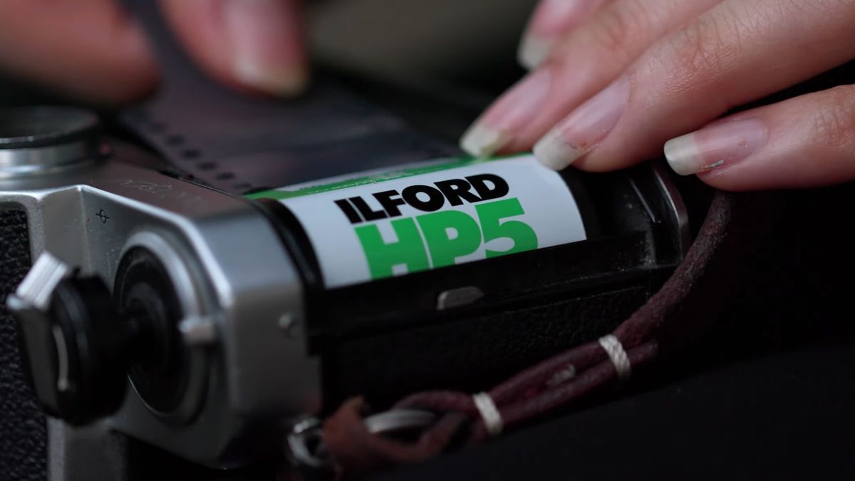 Zobacz, jak robi się negatywy w fabryce Ilforda 1