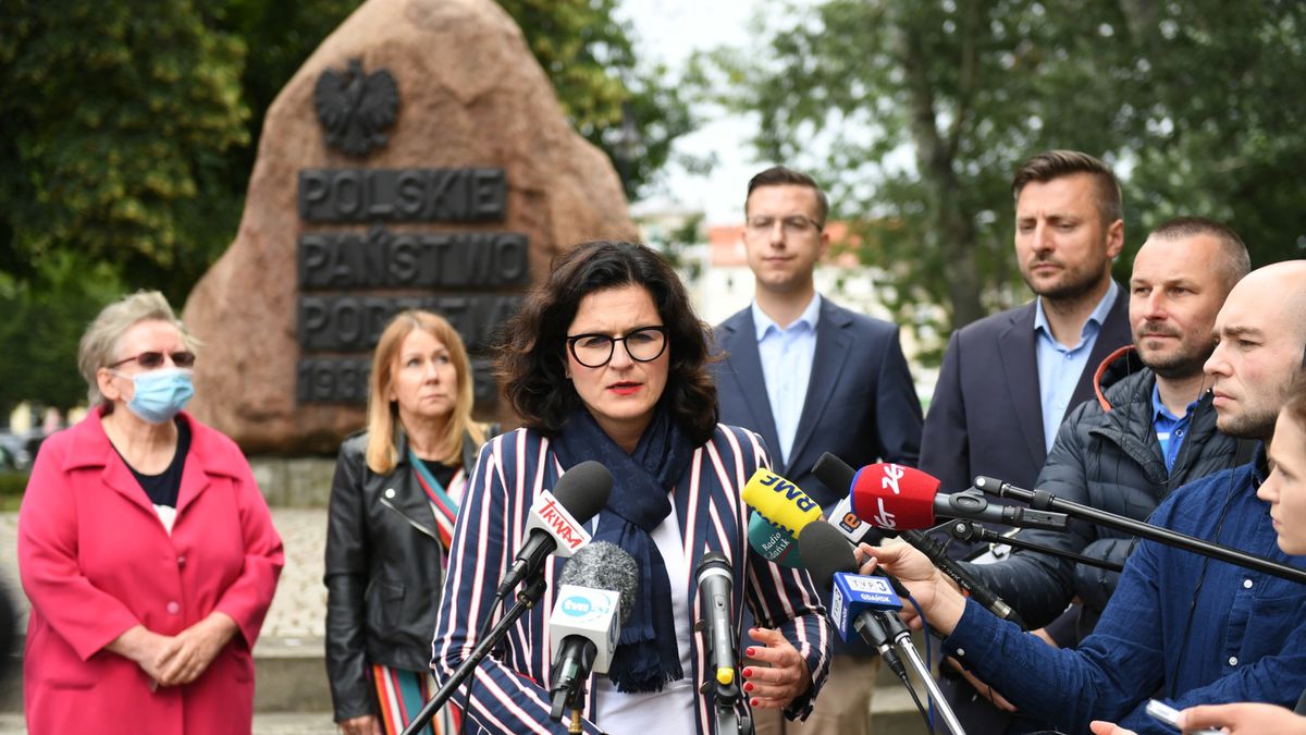 Prezydent Gdańska Aleksandra Dulkiewicz podczas briefingu prasowego ws. obchodów 81. rocznicy wybuchu II WŚ na Westerplatte