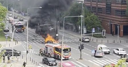 Akcja służb w Warszawie. Elektryczne auto spłonęło
