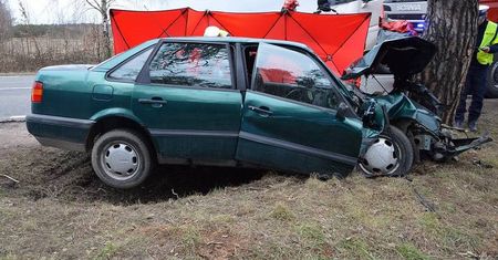 Kierowca volkswagena zjechał na pobocze i uderzył w drzewo. Zmarł na miejscu