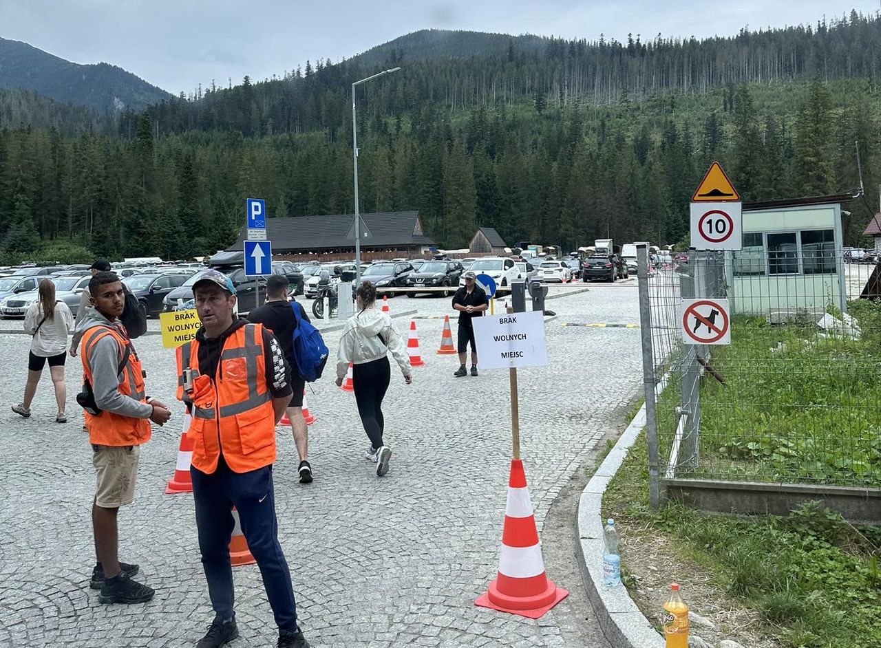 Na parkingu przy szlaku nad Morskie Oko brakuje miejsc parkingowych