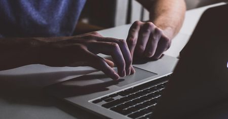 Posiadał pornografię dziecięcą. Zabezpieczono 127 tys. zdjęć