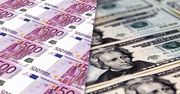 Złoty osłabia się wobec dolara i euro. Tempo może zaskakiwać