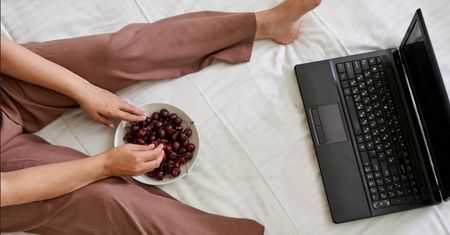Jesz przy komputerze? Ogromny błąd! Konsekwencje mogą być przykre
