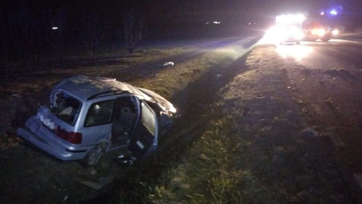 Volkswagen wpadł do rowu