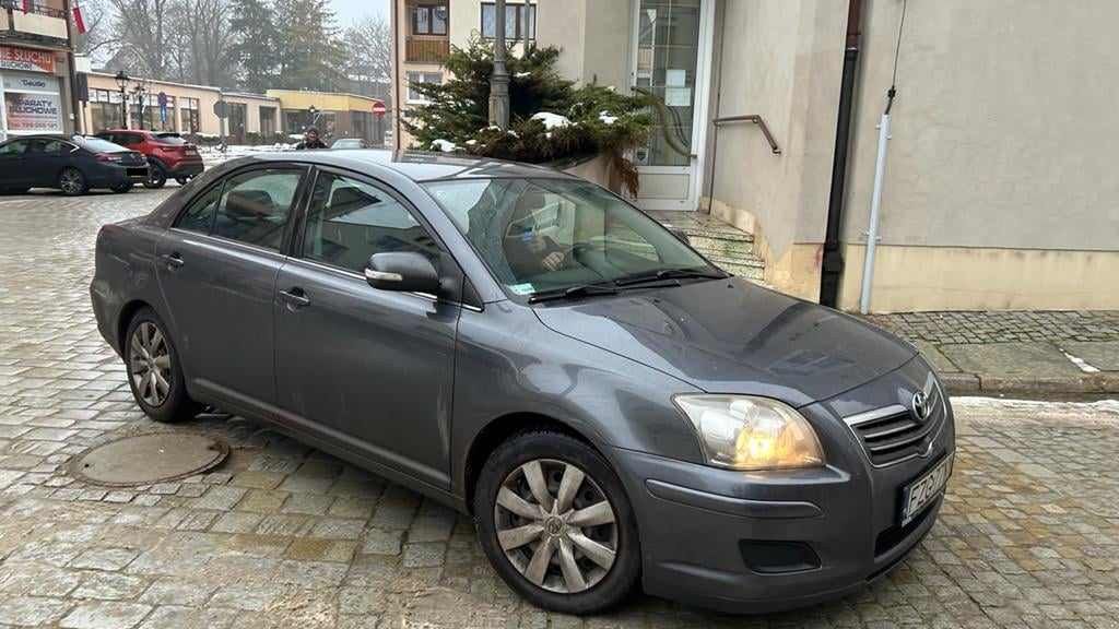 Legendarna Toyots Avensis wzbudza zachwyt mieszkańców Szprotawy