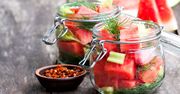 Co można kisić? Kiszonki to nie tylko kapusta i ogórki! Polecamy nietypowe przetwory - kiszony pomidor, arbuz, cytryna i czosnek
