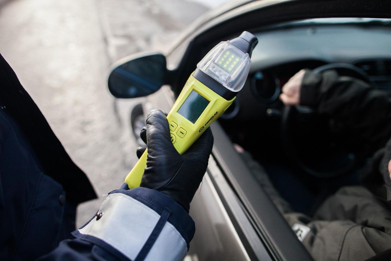 Bydgoszcz: 19-latek rozbił bmw na drzewie. Był pijany