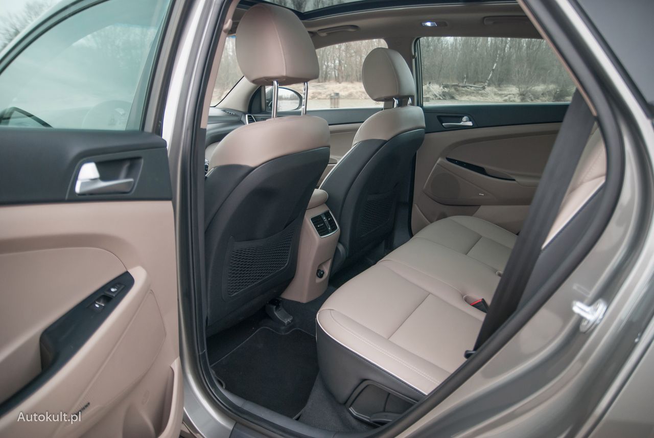 Hyundai Tucson z hybrydą czy bez, jest przestronnym samochodem dla czterech dorosłych osób.