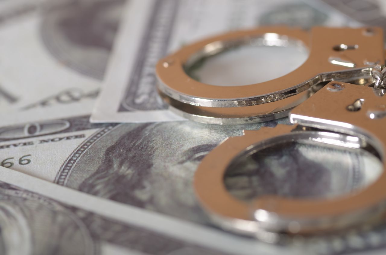 Radom: Wyłudzili miliony złotych i oszukali dziesiątki osób. Kilkadziesiąt zarzutów korupcyjnych i akt oskarżenia dla duetu oszustów