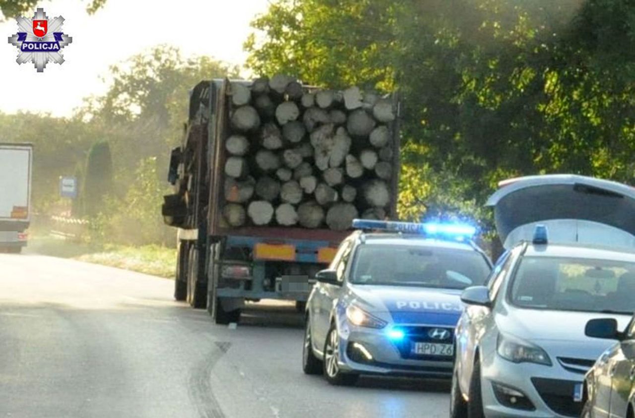 Ładunek spadł z ciężarówki na rowerzystę. Wypadek pod Zamościem