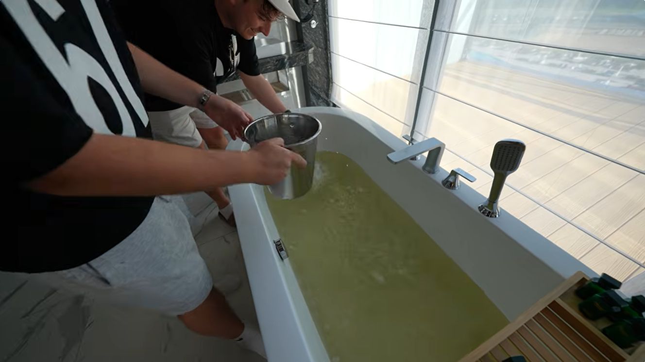 Przygody Książula i spółki w Hotelu Gołębiewski w Pobierowie