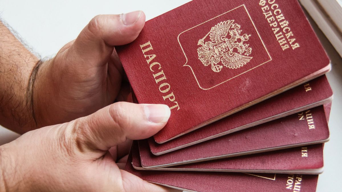 East News archiwum
Fot. Sergey Shakhidzhanyan/Laski Diffusion/East News Moskwa, Rosja, 31.08.2022. Paszporty Federacji Rosyjskiej. Przywodcy krajow Europy wschodniej i polnocnej postuluja, aby Unia Europejska zakazala wjazdu na teren wspolnoty rosyjskim podroznym poslugujacym sie wizami turystycznymi.
Sergey Shakhidzhanyan