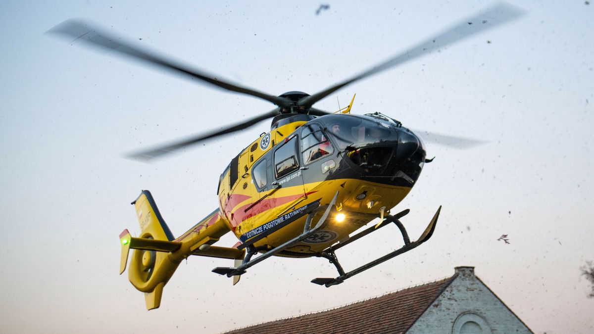 Katastrofa budowlana w Zielonej G�rze
Fot. NewsLubuski/East News, Zielona Gora, 25.10.2024. Katastrofa budowlana w Zielonej Gorze. W solectwie Przylep zawalila sie czesc budynku mieszkalnego, przede wszystkim dach. W srodku przebywaly dwie osoby, mezczyzni. Jeden zostal poszkodowany i trafil do szpitala. Na miejscu pracuje straz pozarna i policja, obecny byl tez smiglowiec LPR i karetka pogotowia. Inspektor nadzoru budowlanego stwierdzi czy dom nadaje sie do zamieszkania.
NewsLubuski