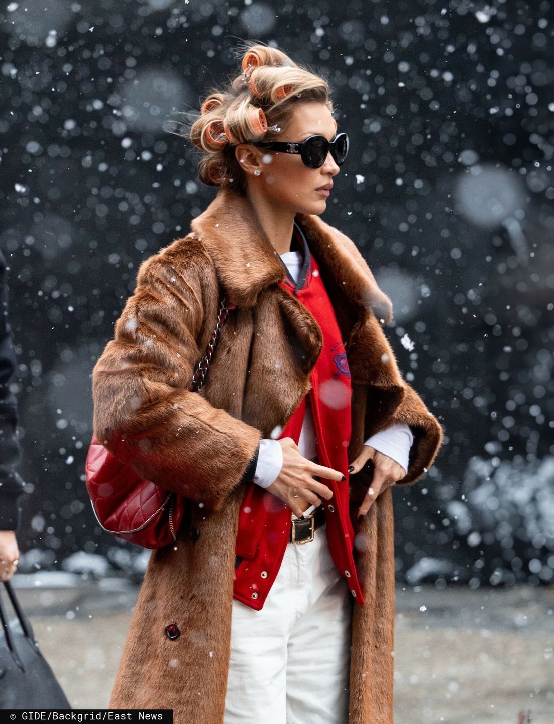 Bella Hadid z wałkami na głowie