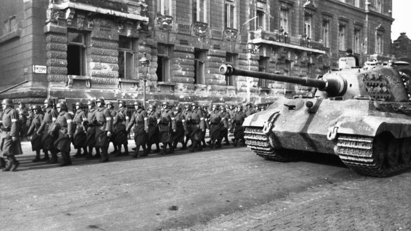 Milicja Strzałokrzyżowców (faszystów węgierskich) wkraczają do Budapesztu w październiku 1944 roku
