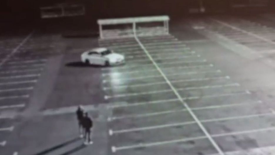 Drift na parkingu. "Młody tylko się uczy"
