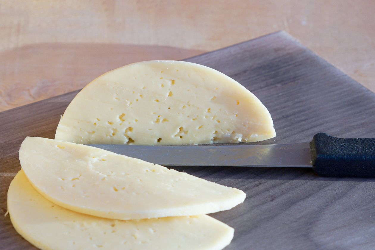 Sery żółte zawierają dużo tłuszczu i powinny być spożywane z umiarem