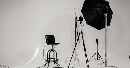 Lampa fotograficzna – jaką wybrać i co warto wiedzieć? Poradnik dla początkujących