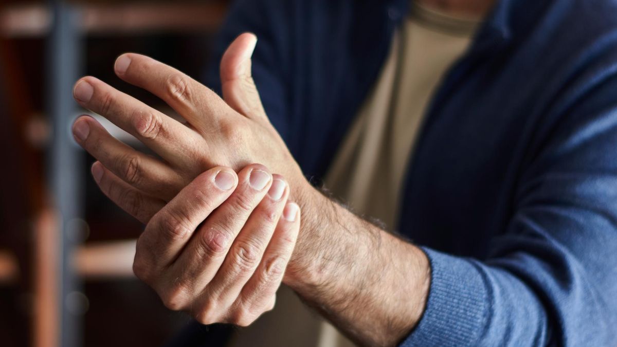 Tak może objawiać się choroba Parkinsona. Zwróć uwagę na ręce