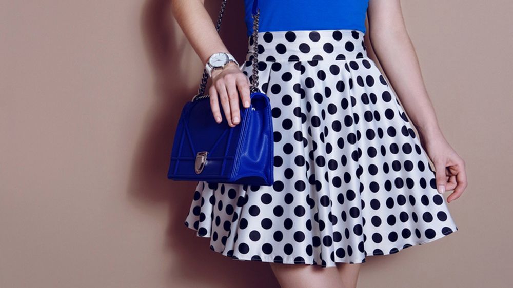 Kropki to ponadczasowy print, do którego warto dobierać jednokolorowe dodatki