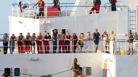 Zobacz jak somalijscy piraci cieszą się ze statku pełnego czołgów 1