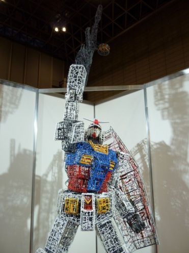 3-metrowy robot z plastiku
