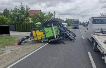 Manewr zakończył się karambolem. Opryskiwacz spadł z lawety