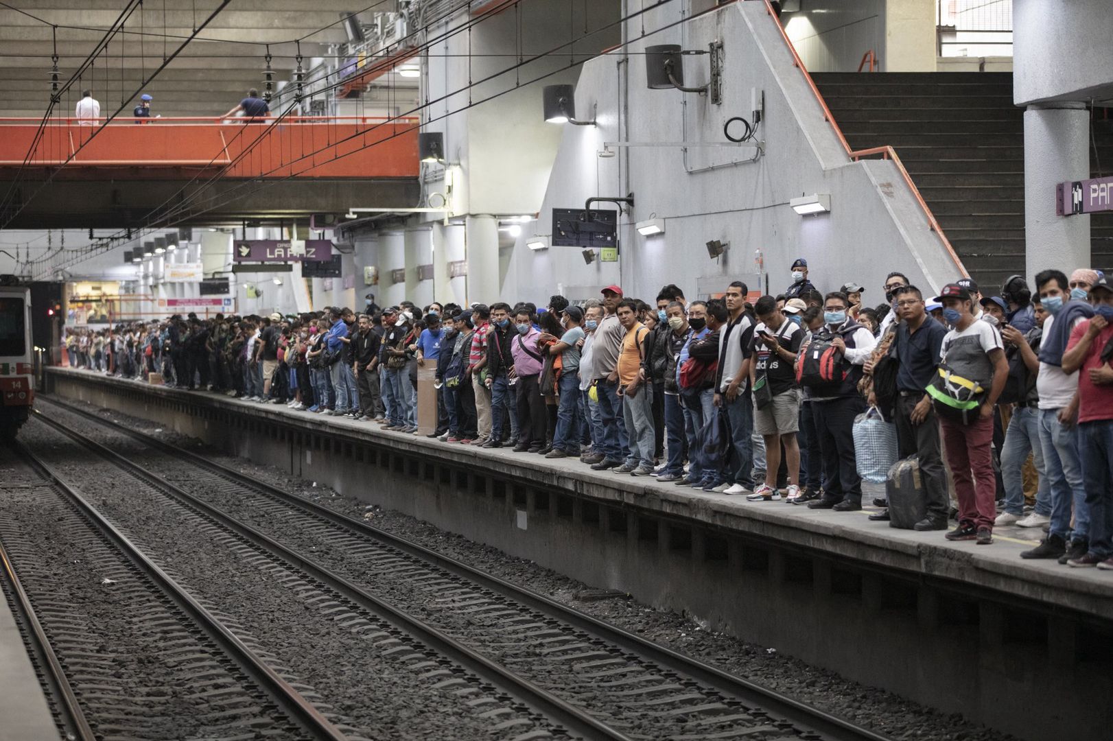 Meksyk. Tłumy w metrze i na ulicach. Pomimo koronawirusa