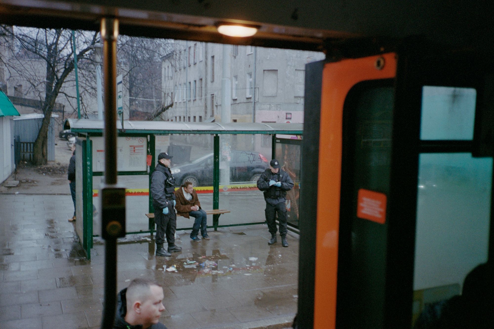 Czy można pokazać portret społeczeństwa fotografując w jednej linii tramwajowej w Łodzi? 15