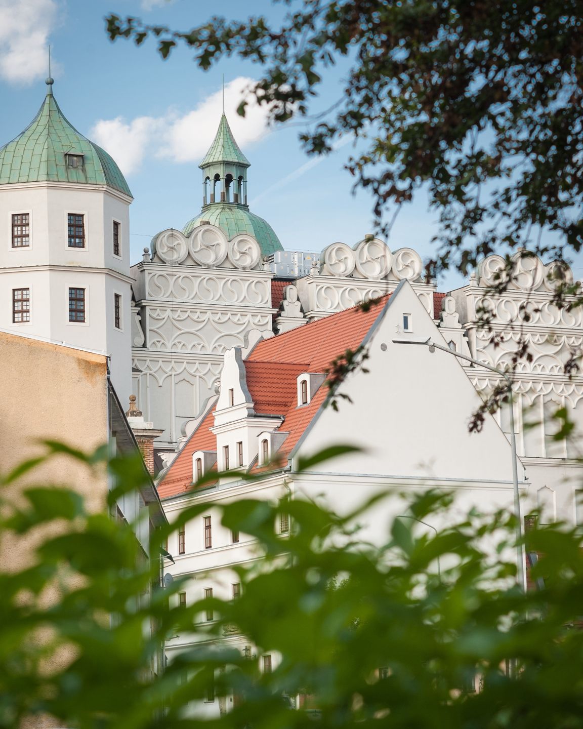 Zamek Książąt Pomorskich to monumentalny zabytek, olśniewający bielą murów