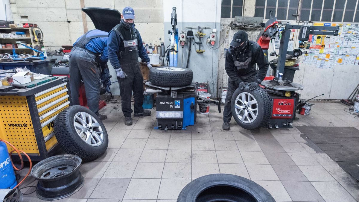 reporter_baza_2020-12
09.12.2020 Tarnow Wymiana opon z letnich na zimowe w warsztacie wulkanizacyjneym.  fot. Tadeusz Koniarz/REPORTER
Tadeusz Koniarz/REPORTER