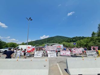 Mieszkańcy protestowali dzień i noc, dźwig usunął betonowe zapory. Nowe zasady wjazdu na Słowację