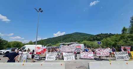 Mieszkańcy protestowali dzień i noc, dźwig usunął betonowe zapory. Nowe zasady wjazdu na Słowację