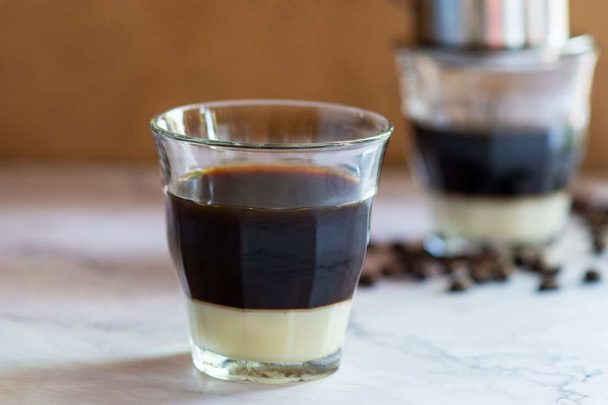 Kawa po wietnamsku może być z koglem-moglem lub samym mlekiem skondensowanym