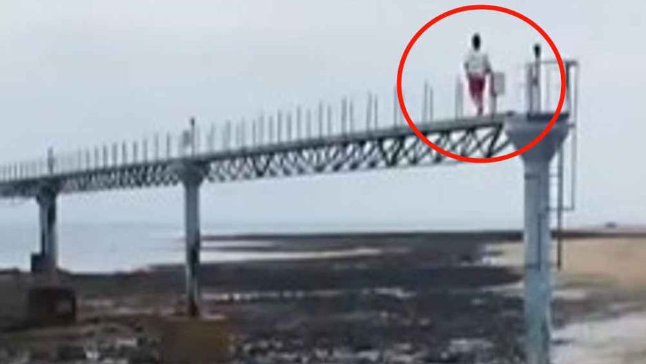 Mężczyzna wspiął się na konstrukcję z oświetleniem lotniskowym