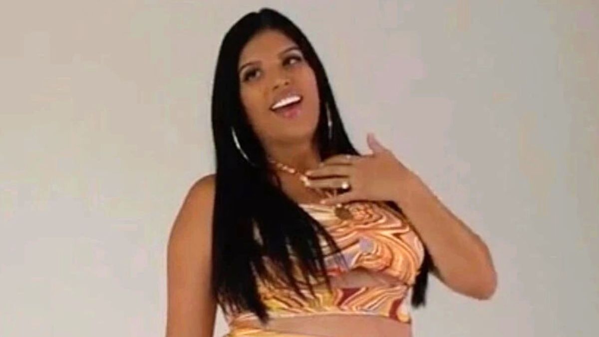 Ciężarna tiktokerka przymierzyła krótką sukienkę