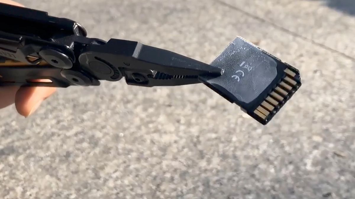 Zamroziliśmy kartę SD. Czy wytrzyma spotkanie z młotkiem? 1