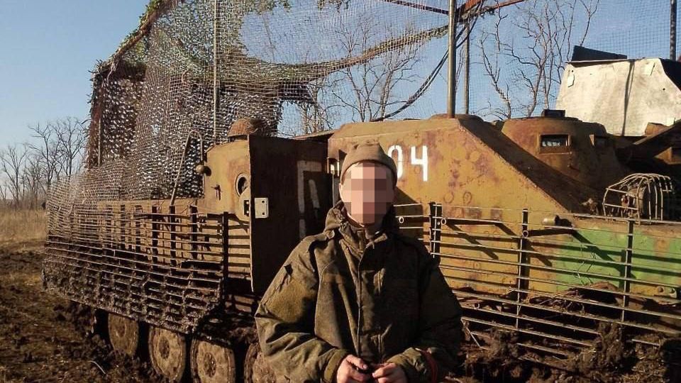 Rosyjski BTR-50 z siatką antydronową gdzieś na froncie.