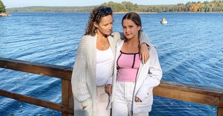Monika Mrozowska pozuje z brzuchem. Boi się o swoją córkę