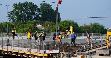 Przebudowa al. Unii Lubelskiej w pełnym toku. Kolejne warstwy asfaltu, betonowanie mostu, a wkrótce kolejne utrudnienia dla kierowców