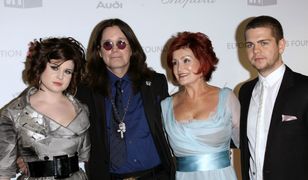 Osbourne'owie pozują na ściankach z dwojgiem dziećmi. Trzecie trzyma się z dala od rodziny