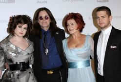 Osbourne'owie pozują na ściankach z dwojgiem dziećmi. Trzecie trzyma się z dala od rodziny