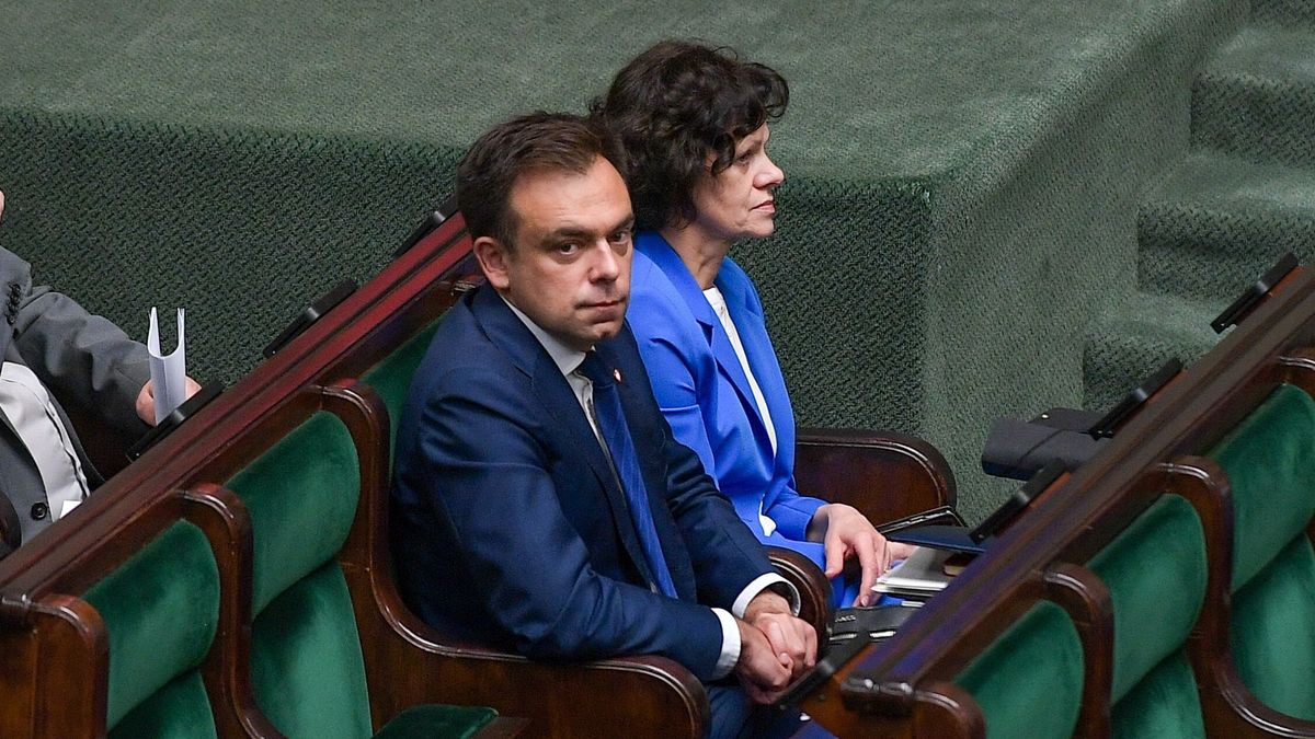 Warszawa, 25.07.2024. Minister finansów Andrzej Domański (C) na sali obrad Sejmu w trzecim dniu posiedzenia izby w Warszawie, 25 bm. Posłowie mają się zająć m.in. obywatelskim projektem ustawy o rencie wdowiej, dotyczącym nowelizacji ustawy o emeryturach i rentach z Funduszu Ubezpieczeń Społecznych oraz niektórych innych ustaw. (sko) PAP/Marcin Obara