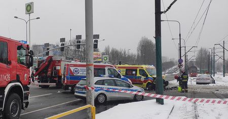 Bytom. Zderzenie karetki z samochodem osobowym. Jedna osoba ranna